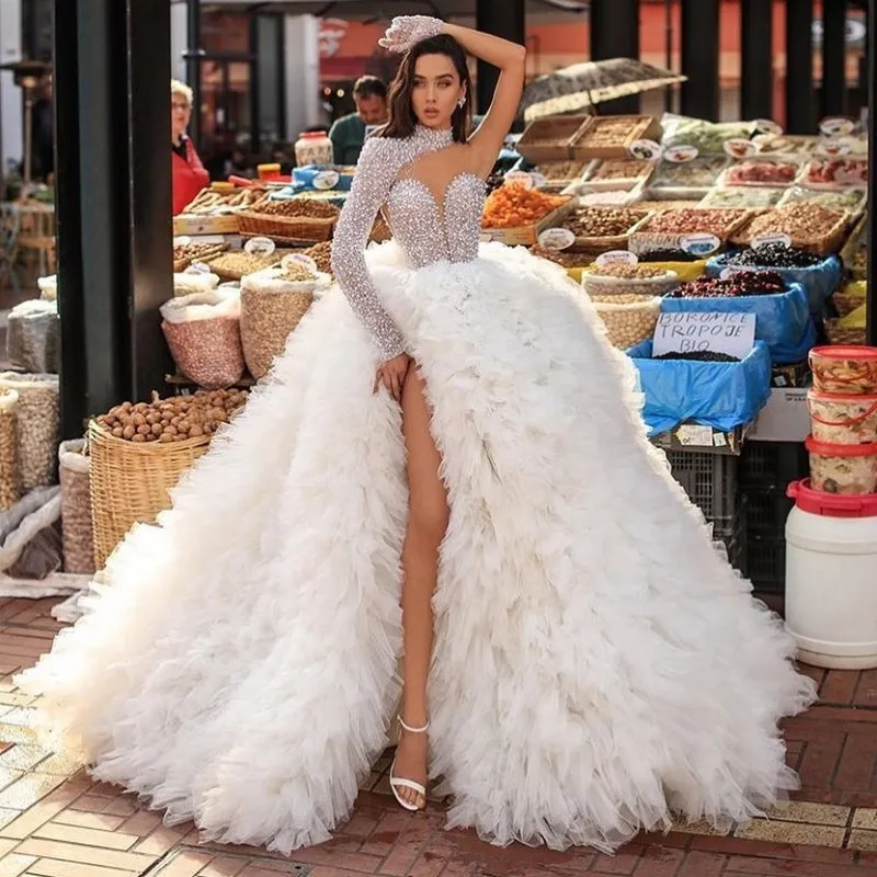 Gorgeous High Neck Major Frezowanie Suknia Ślubna Bridal Suknie Jedna boczna boczna szczeliny Wielopięciowe Ruffles Puffy Dotno Draped Vestidos de Noiva