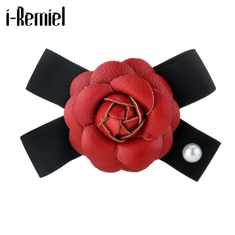 Pins, broscher Koreanska Mode Söt Romantiskt Läder Camellia Blommor Bow Brosch Smycken Luxury Lapel Pin Badge Bowknot Väska Kvinnor Tillbehör