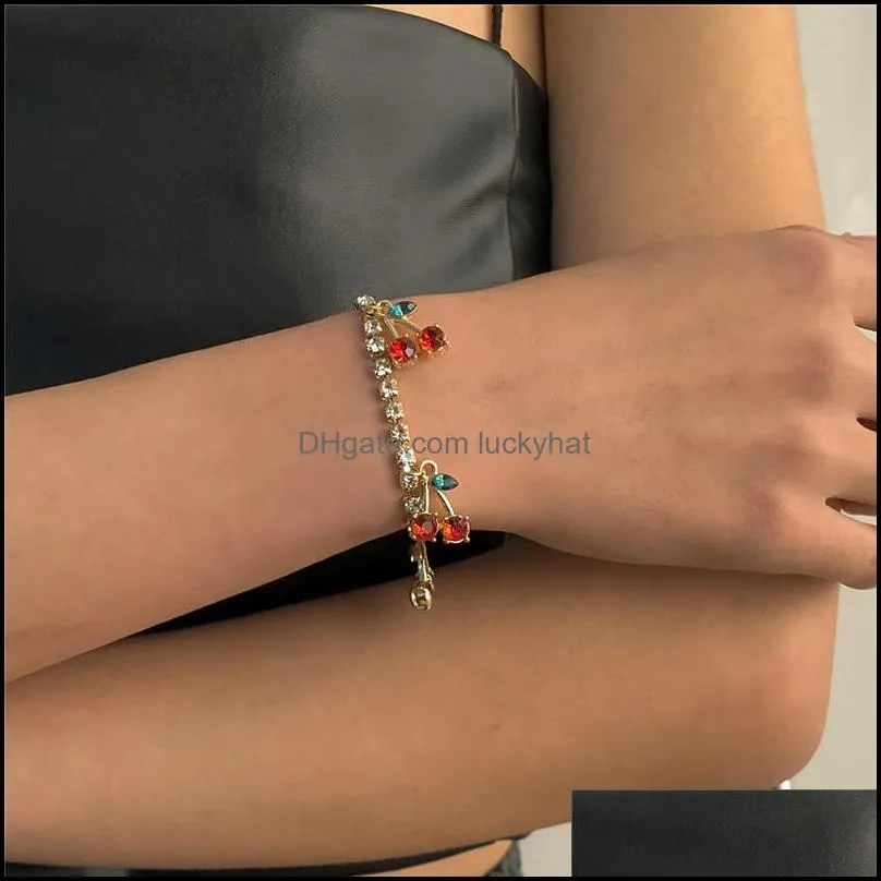 Sweet Girls Red Cherry Charm Bracelets Retro Alloy Fruit Diamond Hand Chains European Women Singe Layer Business Wind Bracelet Jewelry Accessories