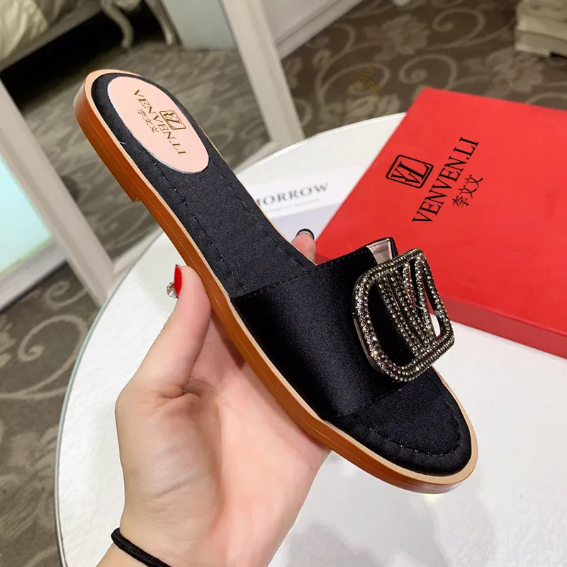 アウトレット 商品 デザイナーイタリア22夏の新しい女性の家庭用スリッパパーソナライズされたファッションハードウェア装飾快適なカジュアルフラットサンダル22 割引オーダー Dpedaspromo Greenisland Com My