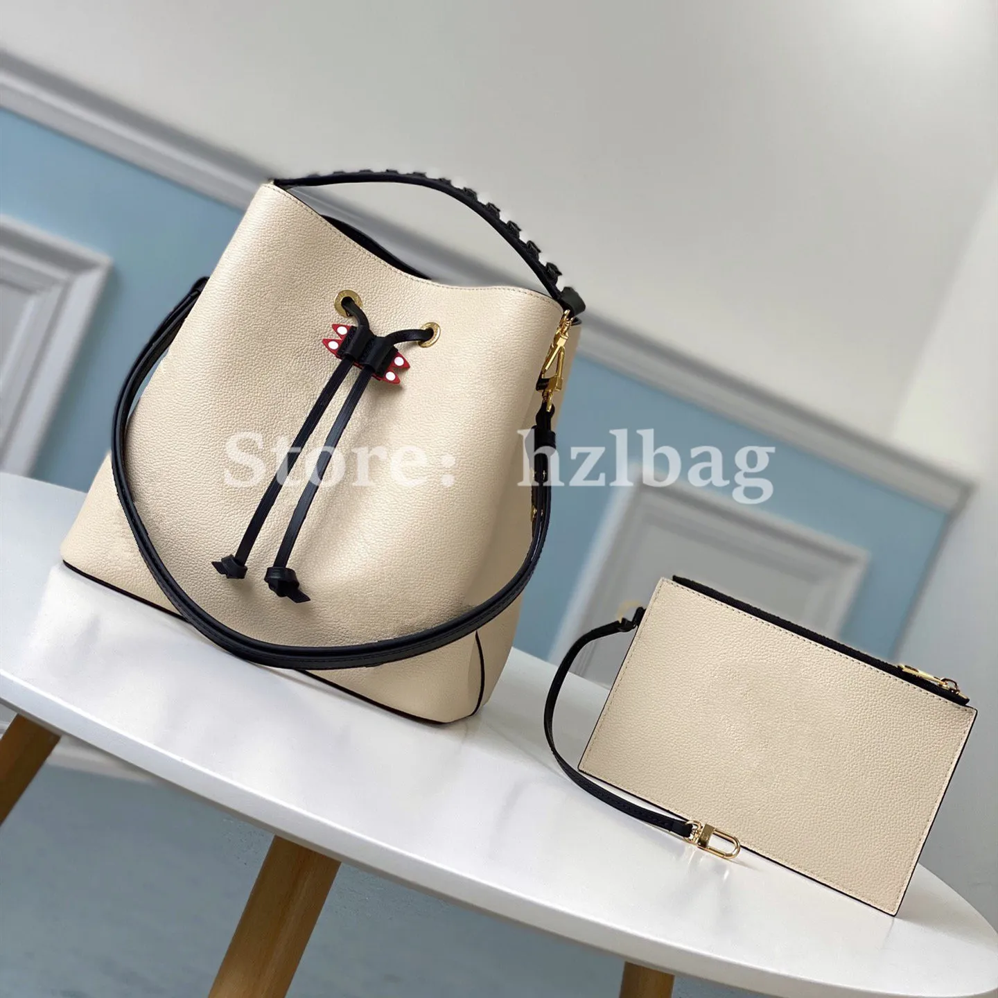 Crafty Neonoe MM Bucket Bag Präglad Grained Cowhide Läder Dragsko Monogramtryck Snygga och praktiska vardagsväskor