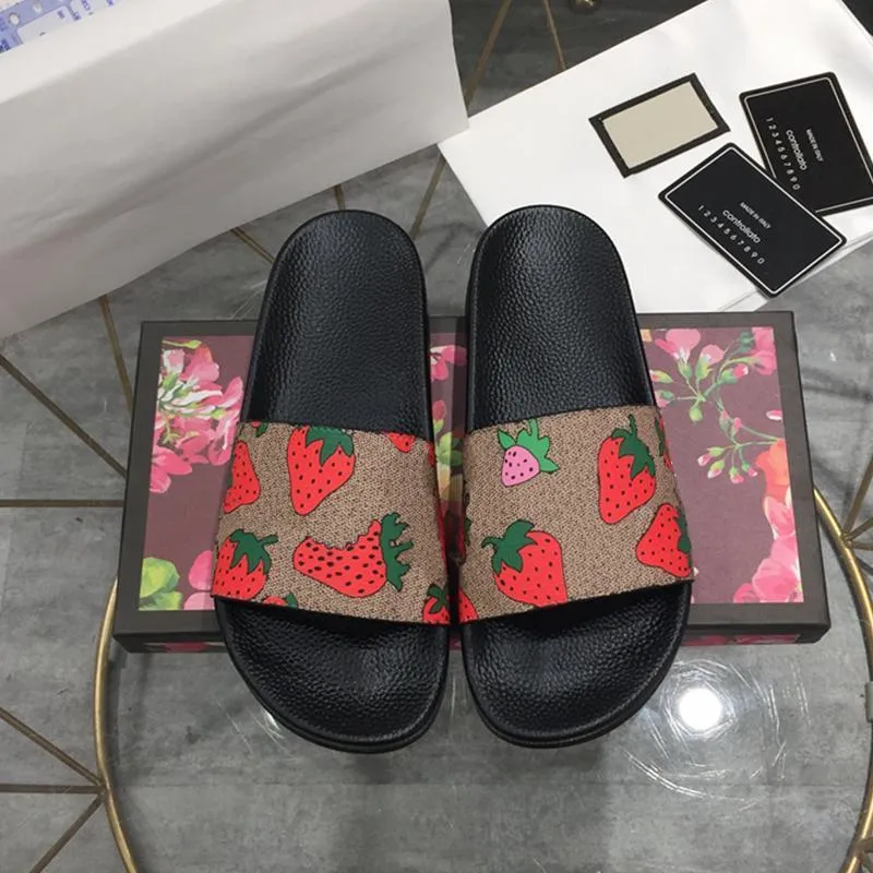 Designer Diapositives Hommes Femmes Chaussure Sandale Mousse Coureur Fraise Pantoufle Flip Flop Mocassin Quatre Saisons Classiques Élégants Pantoufles Haute Qualité Taille 35-46 avec Boîte