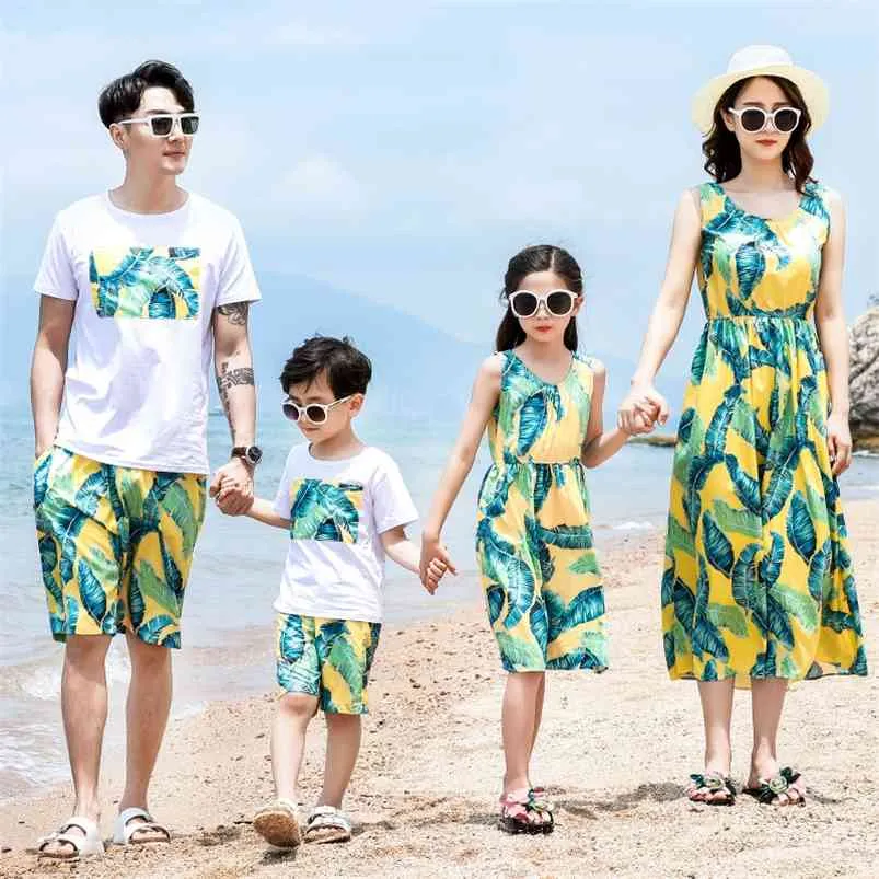 Summer Matching Couple Outfits Beach Mommy and Me Dress Sleeveless Fashion Seaside Holiday Family Clothes Dad Son Sets 210622