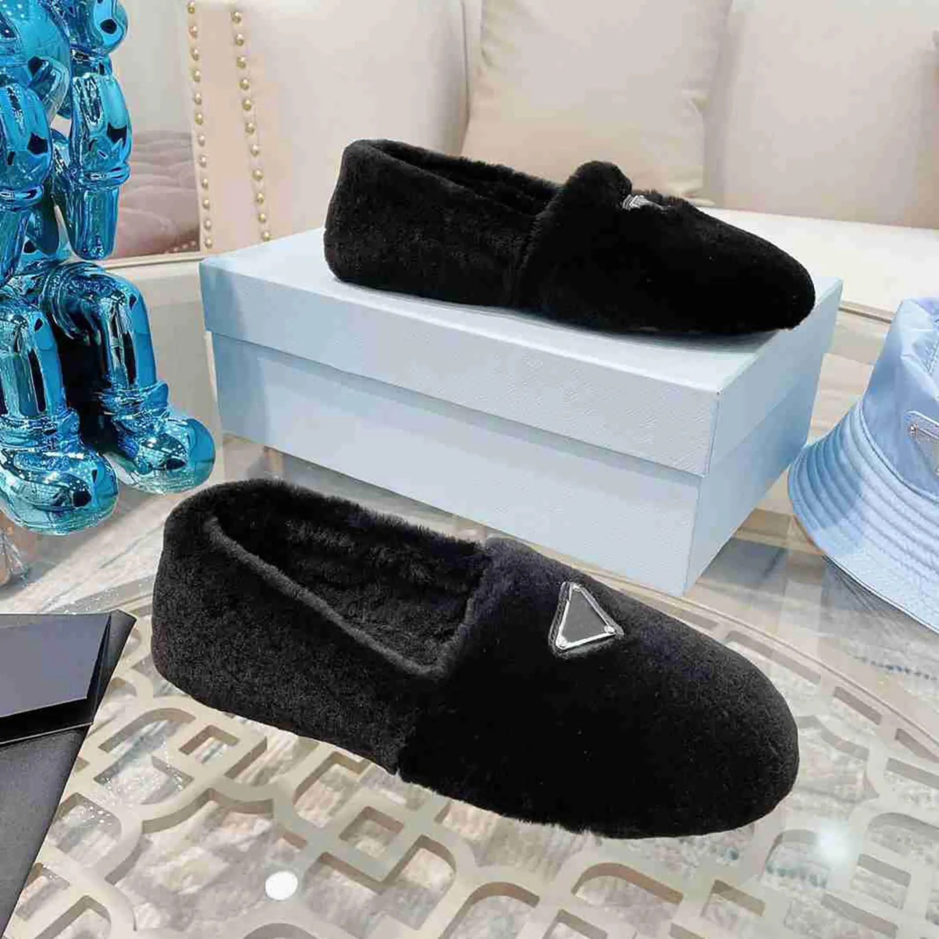 2021 Designer Women Wool Slippers Plush Triangle Metal P Solid Color Flip Flop Winter Warm Original Rubber Non-slip Bottom Cloudbust Sheep Leather Trendy Sandals Box