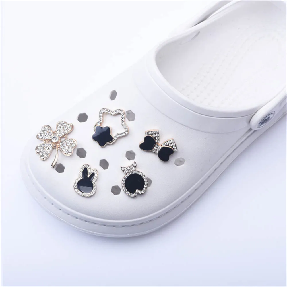 새로운 브랜드 신발 매력 디자이너 croc 매력 블링 라인 석 여자 선물 광선 clog 장식 금속 사랑 나비 액세서리
