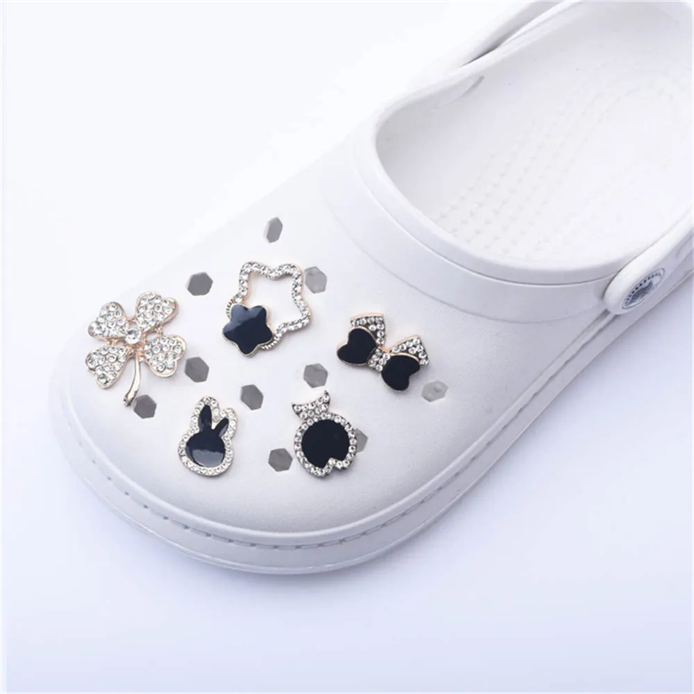 Nuove scarpe di marca Charms Designer Croc Charms Bling strass Girl Gift Glow Clog decorazione Metal Love Butterfly Accessori