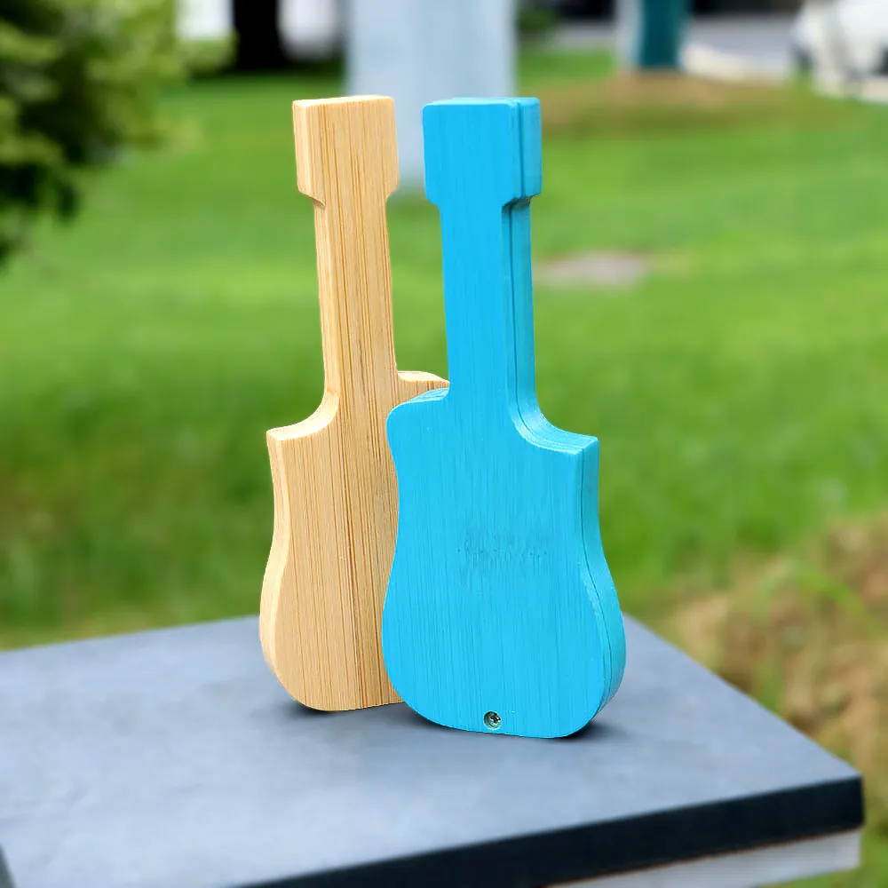 Buntes gitarrenförmiges Zigarettenetui aus Holz. Aufbewahrungsbox aus Holzpfeifen und Bambus