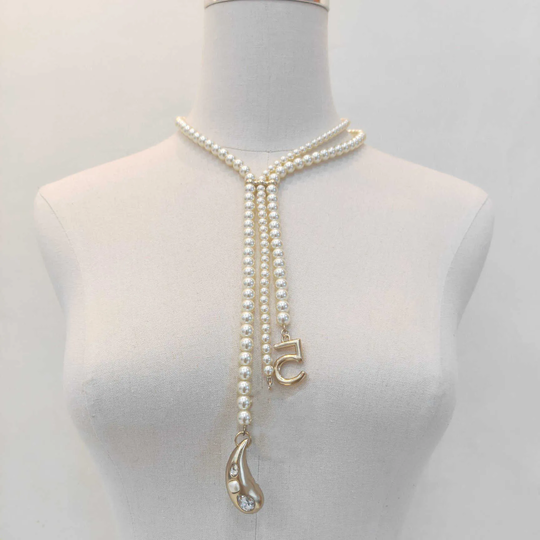 2021 Ny varmt märke mode smycken för kvinnor pärlor kedja party light guld färghartsvatten droppe charm kristall c 5 pendant het x0707
