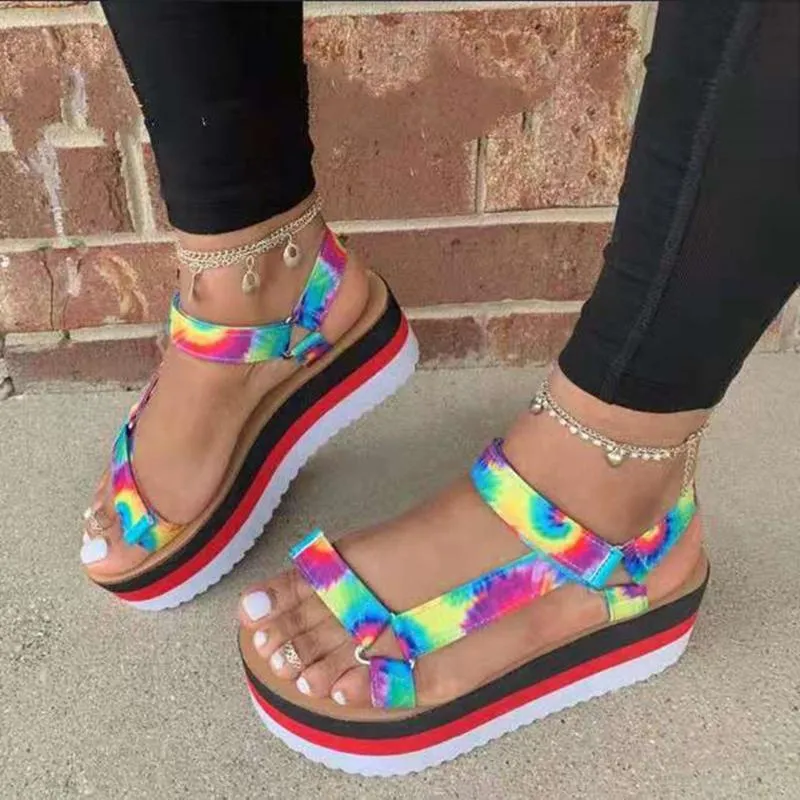 Sandaler Telotuny Kvinnors Fashion Casual Tie Dye Multicolor Platforms Wedges Pu Hookloop Outdoor Summer Beach Skor