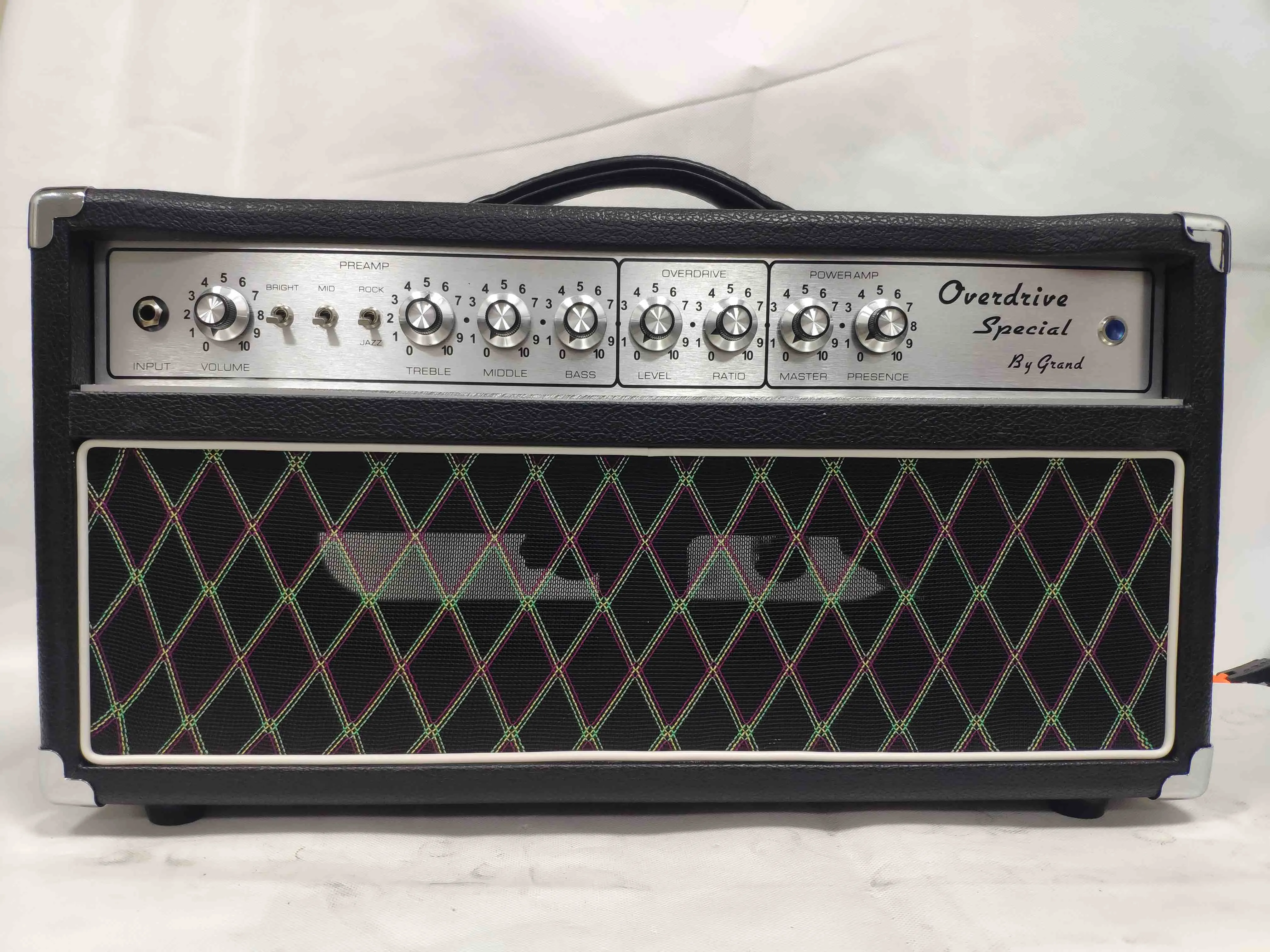 Anpassad 50w i svart overdrive speciellt av Grand Guitar Amp