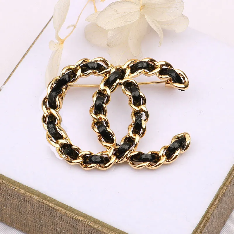 Luxury Women Designer Brand Letter Brooches 18K Gold Plated Inlay Crystal Rhinestone Jewelry Handmade Leather Brooch Pin Men Marry Wedding Party Cloth accessories