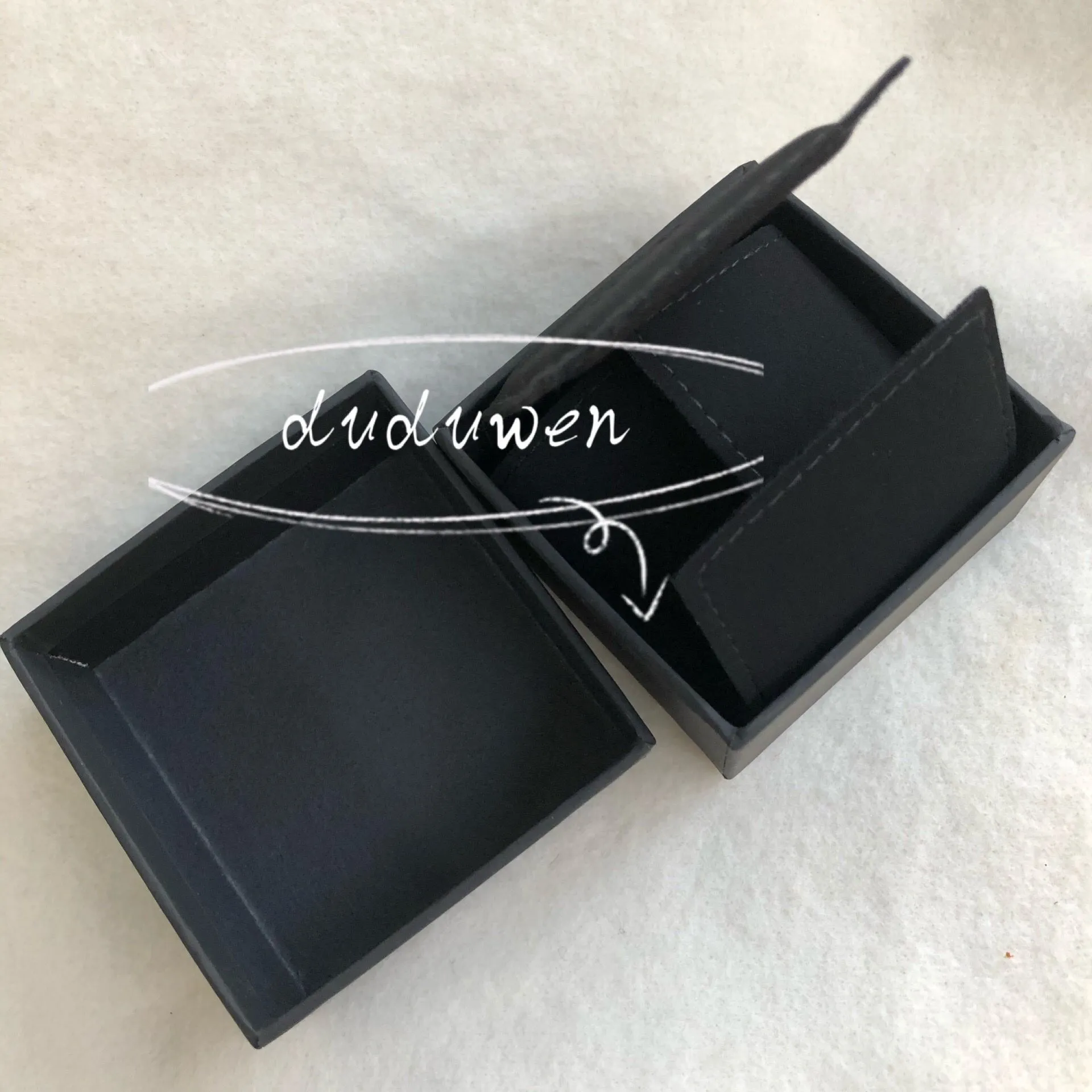 7X7cm zwarte geschenkdoos modeverpakking C-pakket in fluwelen pad voor sieraden bedrukte opbergkoffer van topkwaliteit 302P