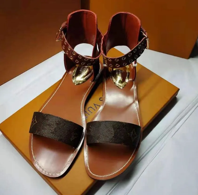 Дизайнерская мода пряжка заклепки сандалии с открытым пальцем, связанные ноги женские пляжные туфли резиновые буква плоские тапочки римские летние женские кожаные флипса