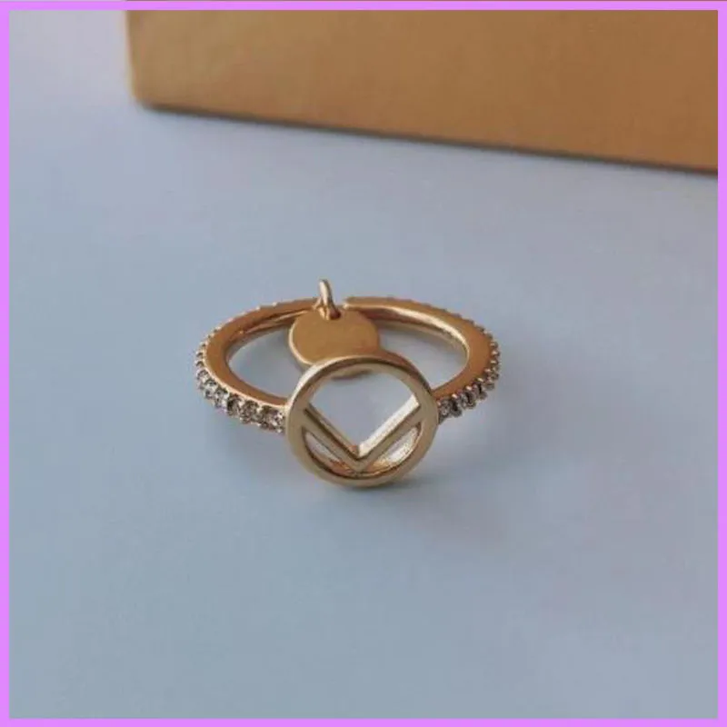 Med Diamanter Nya Kvinnor Mens Ringar Toppkvalitet Smycken Tillbehör Guld Ring Letters Classic Tag för Gifts Designers Dam Ring D222143F