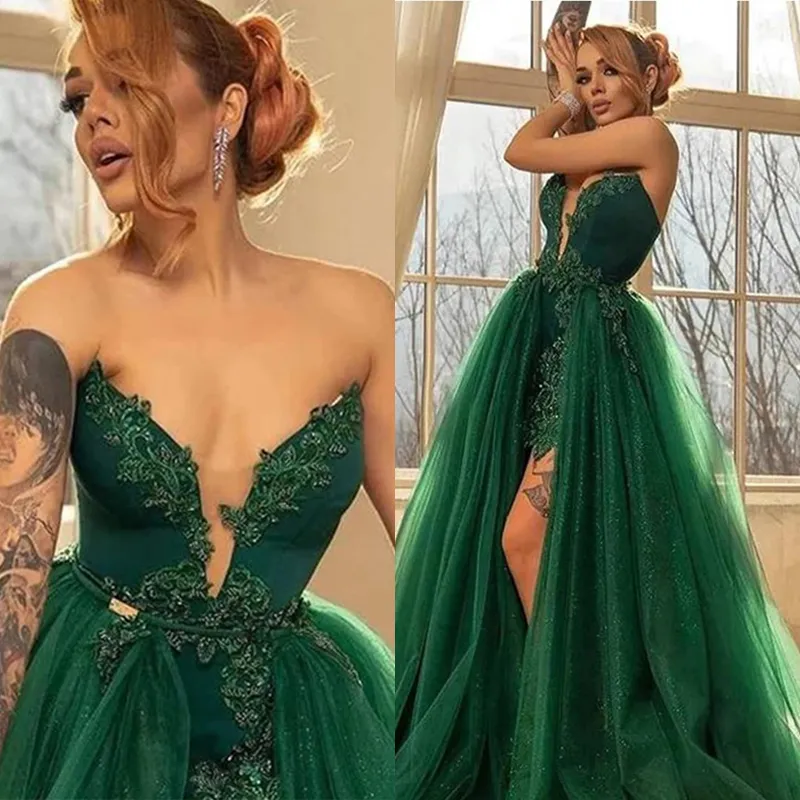 Grüne flauschige Ballkleider nach Maß, klassische Pailletten, schulterfreies Partykleid, abnehmbare Schleppe, Meerjungfrau-Kleid mit hohem Schlitz