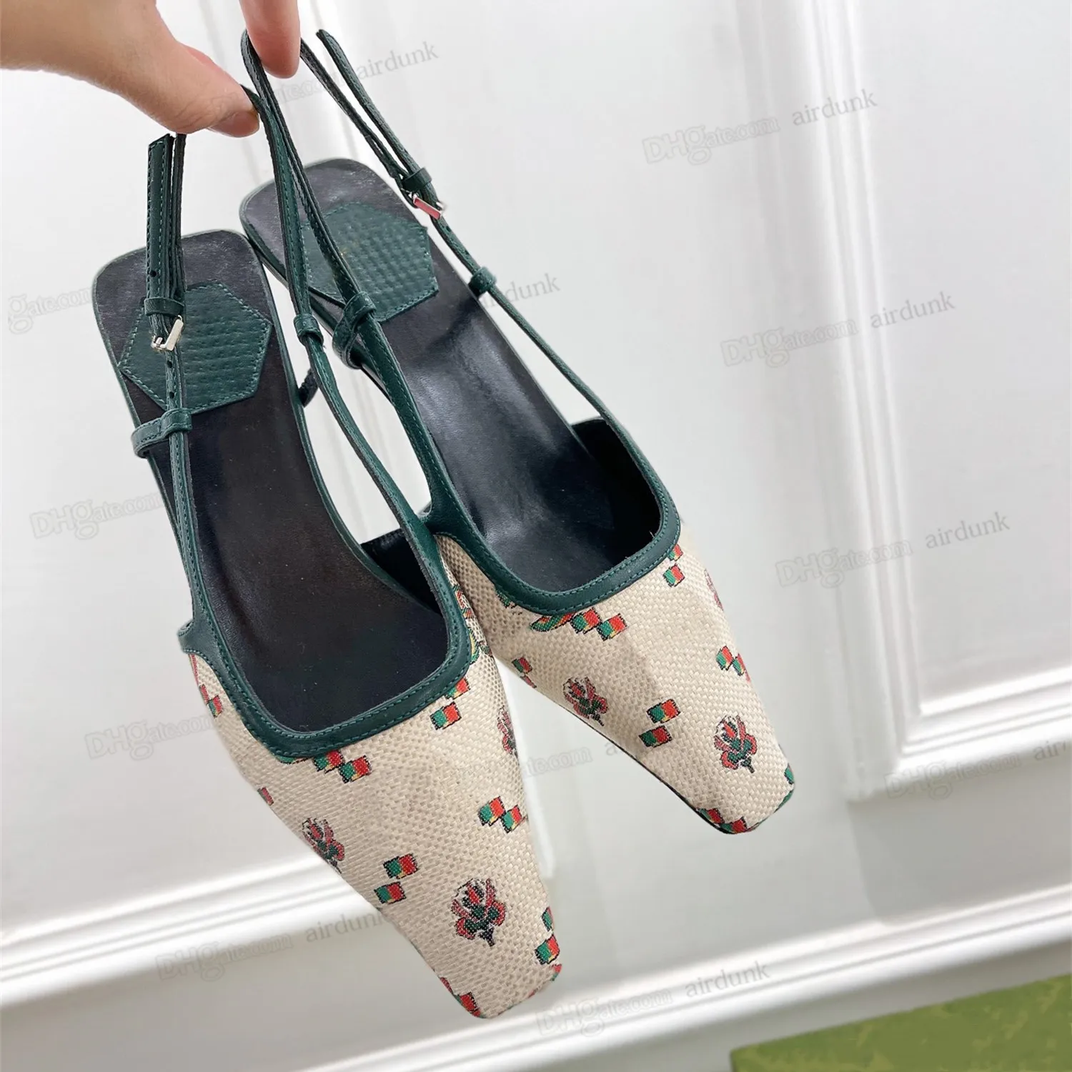 2023 Womens Slingback Sandals Pump يتم تقديم أحذية Slingback Aria باللون الأسود مع بلورات زخارف متلألئة الحجم الخلفي حجم الإغلاق