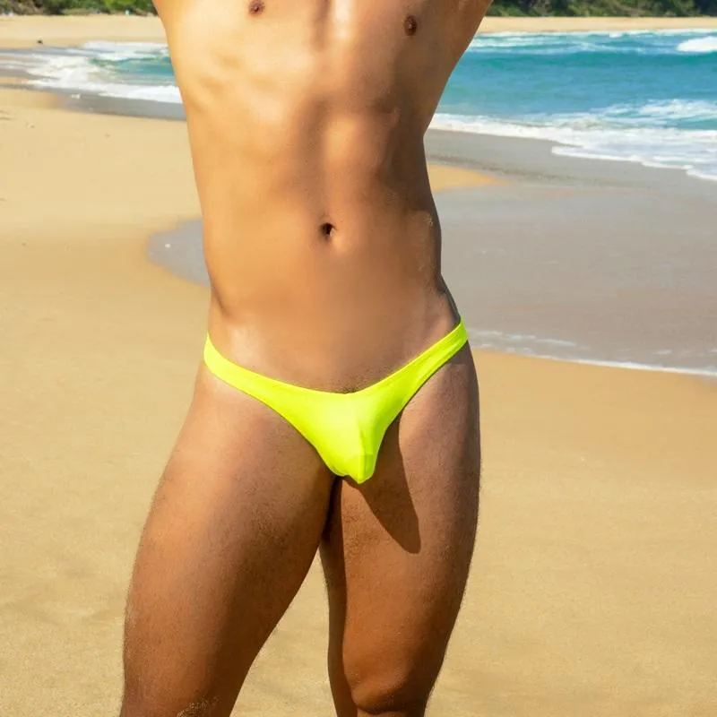 Pantalones cortos para hombres Hombres de color verde fluorescente Sexy apretada de la cintura baja de la cintura 2021 HIV PAQUETE HIP BIKINIS HOMBROS GAY SWIMS DESPORTES DE STOR DE BAÑOS