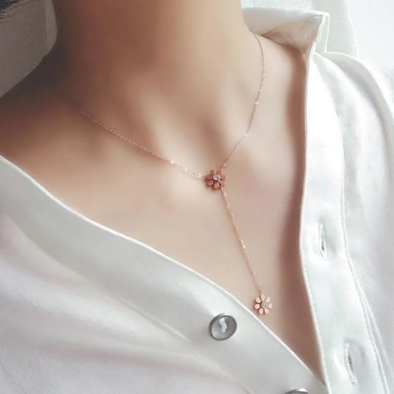 Hängsmycke Halsband Yun Ruo Ankomst Rose Guld Färg Mode Zircon Inlay Daisy Necklace Titanium Stål Smycken Kvinna Gå aldrig blekna