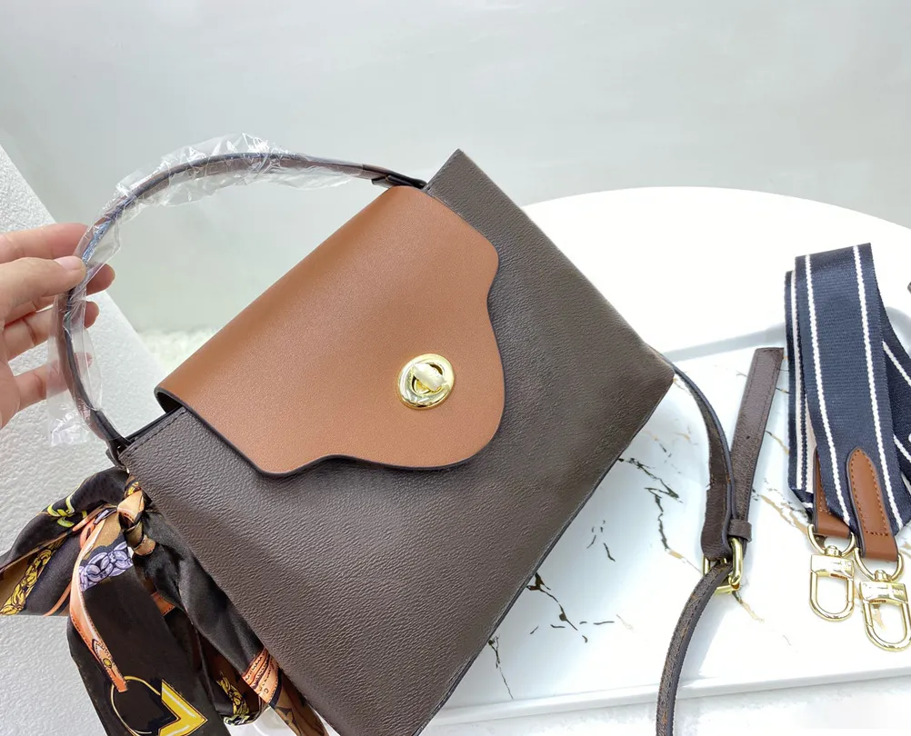 Tygväska Designers Handväska med rätt blomma Ny ankomst Hasp Bag 2021 Multi Match Totes Lady Messager Purse