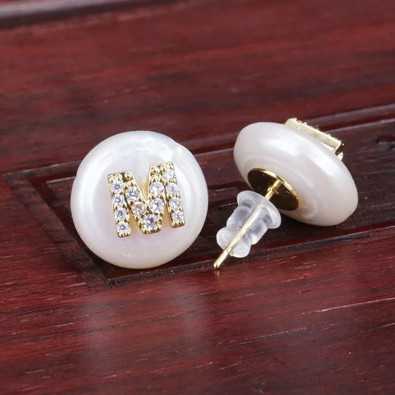 Stud cz Tiny Gold Gold 26 Alfabeto iniziale Lettera Nome Charms Attrazioni d'acqua dolce perlina perline orecchino per le donne