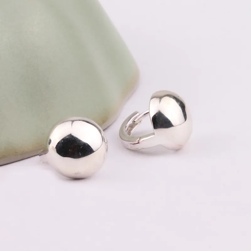 925 Sterling Silver Stud Dome Ear Clip Kvinnors dagliga Enkla Glänsande Utsökt Vit Fungus Spänne Design Kall Fashion Örhängen