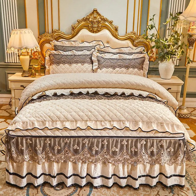 Conjuntos de cama Conjunto de tampa de vetetão de veludo acolchoado Conjunto de camas de casal 220x240 Bordado rei Bordado renda de luxo colcha sólida 2 travesseiros