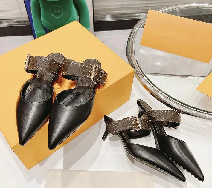 Designer -2022 Nuovi sandali Sandali Sandali Brand Branca Modern Modeshide in Rivetto Realizzare le scarpe piatte di alta qualità, tacchi alti 35-40