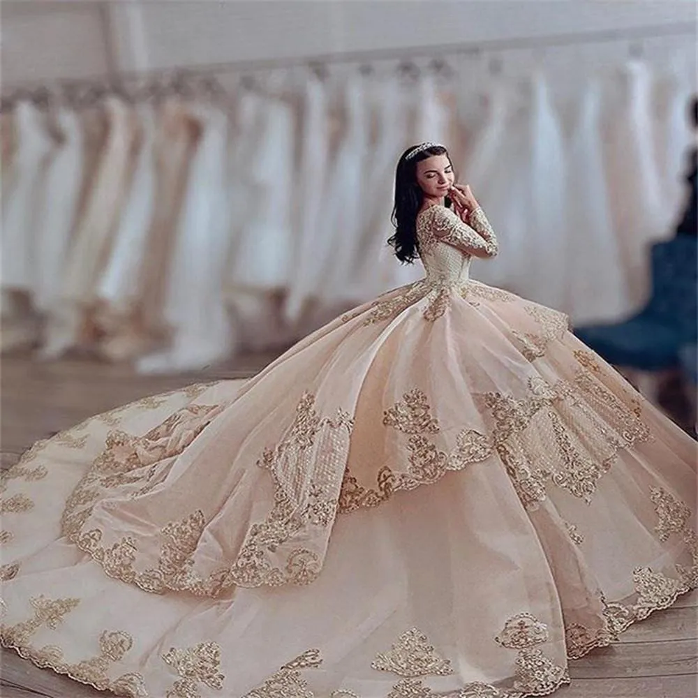 2022 Sexy Luxus-Champagner-Ballkleid-Quinceanera-Kleider, Juwelenausschnitt, lange Ärmel, Spitzenapplikationen, Kristallperlen, abgestuft, bodenlang, Sweet-15-Party-Abschlussball-Abendkleider