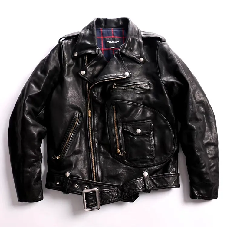 J22 ist eine Neuauflage der Klassiker PINEAL JET LEATHER. Pferdeleder-Batik-Lederjacke mit diagonalem Reversreißverschluss und Gürtel