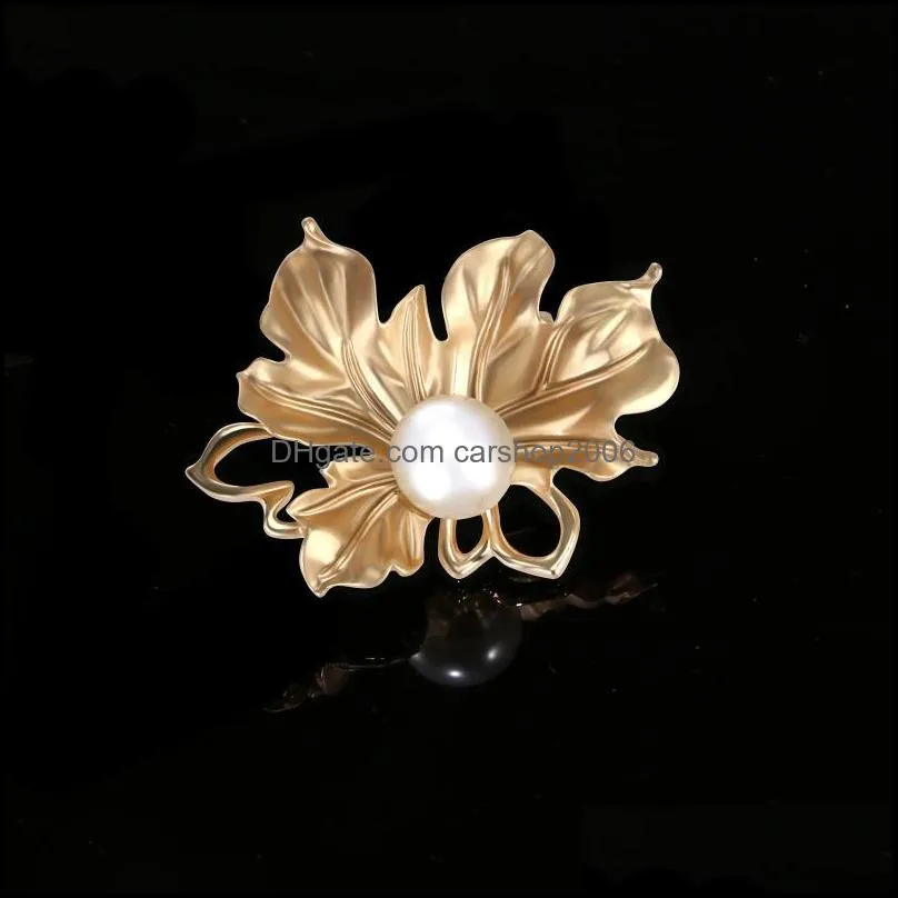 Pins, Brooches Women`s Jewelry Fashion And Elegance Dumb Gold Sector Leaf Hollow Pearl Brooch