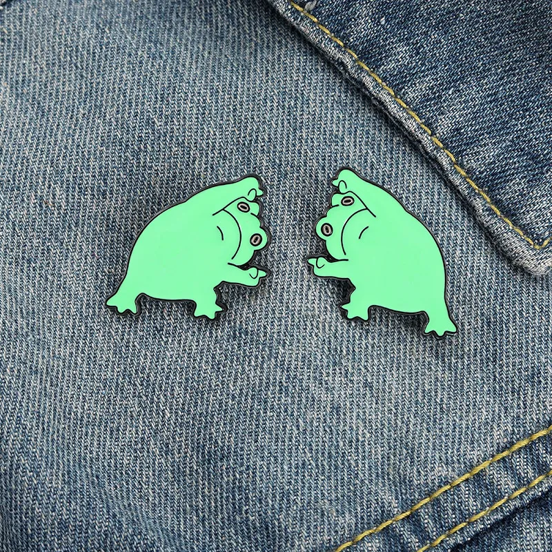 Groda Kawaii Emalj Broscher Pin för Kvinnor Mode Klänning Kappa Skjorta Demin Metall Rolig Brosch Pins Märken Promotion Present