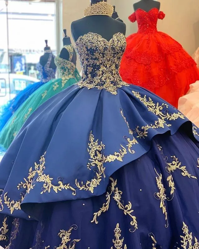 Królewska Niebieska Modna złota aplikacja balowa suknia quinceanera sukienki ukochane słodkie 16 -warstwowe pojemnik na bal mat