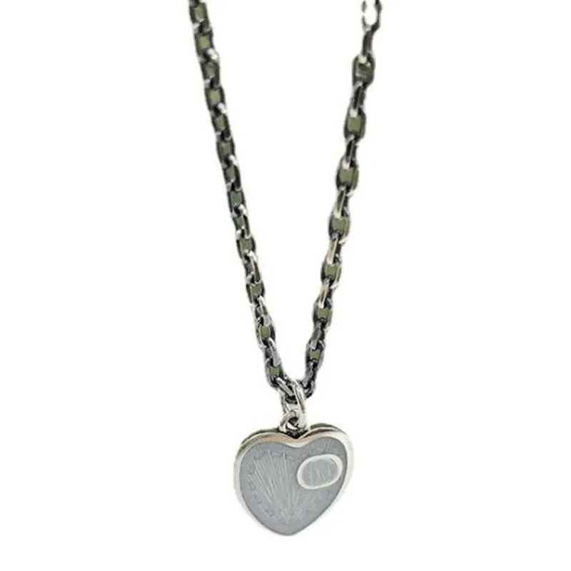 Designer halsband Europe America modestil dam graverad bokstav 925 sterling silver halsband med emalj med en enda hjärta pendel247w