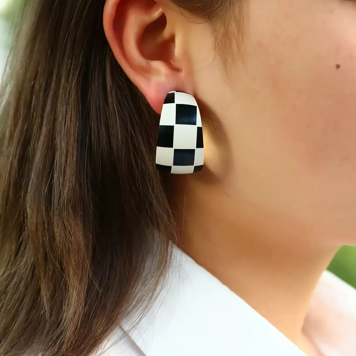 2021 Orecchini a cerchio geometrici a pois geometrici a scacchiera bianco nero semplice di nuova moda per orecchini rotondi con personalità retrò da donna