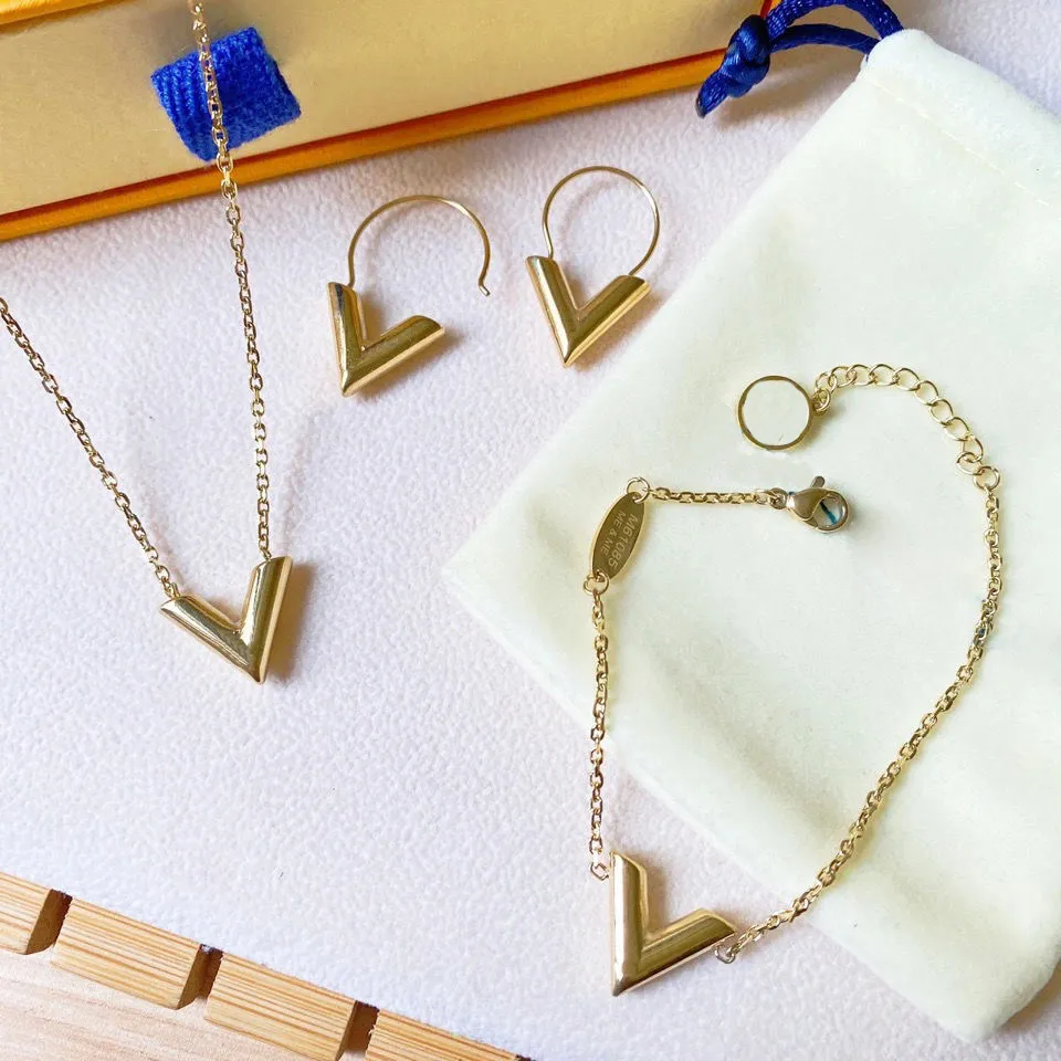 Partihandel Tassel Designer Letters Stud Earring Pendant Luxury Gold V Studs Charm Armband Halsband örhängen Kvinnor Män bröllopsfest smycken ringar armband för gåva