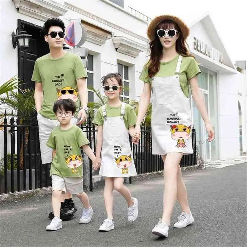 2pcs Family Matching Clothes Sets Mother Father Daughter Son Barn Baby T-shirt Föräldra-Barn Röd Skriv ut Kortärmad Toppar 210922