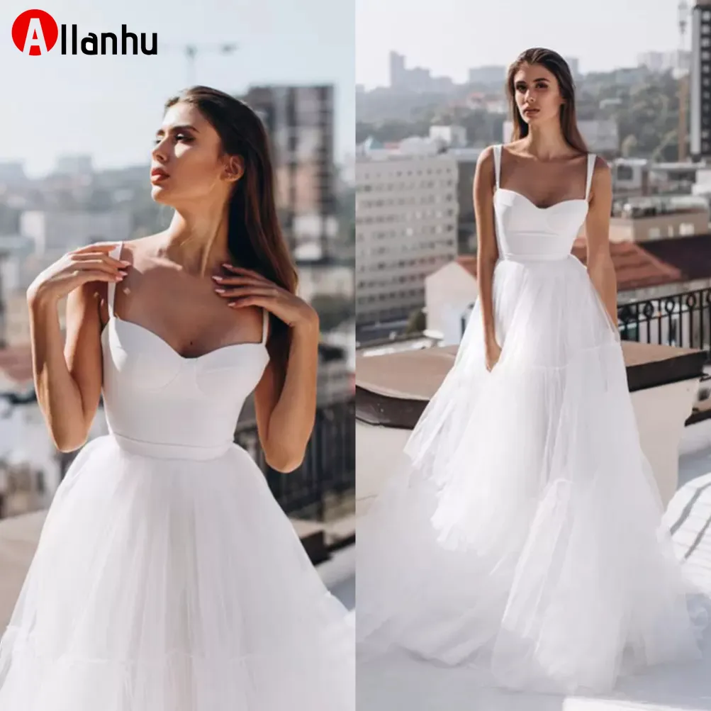 2022 Abito da sposa semplice a trapezio per capodanno Abito in tulle a strati Corpetto bustier Coppe cucite Abito da sposa bustier con abiti da spiaggia aperti sul retro