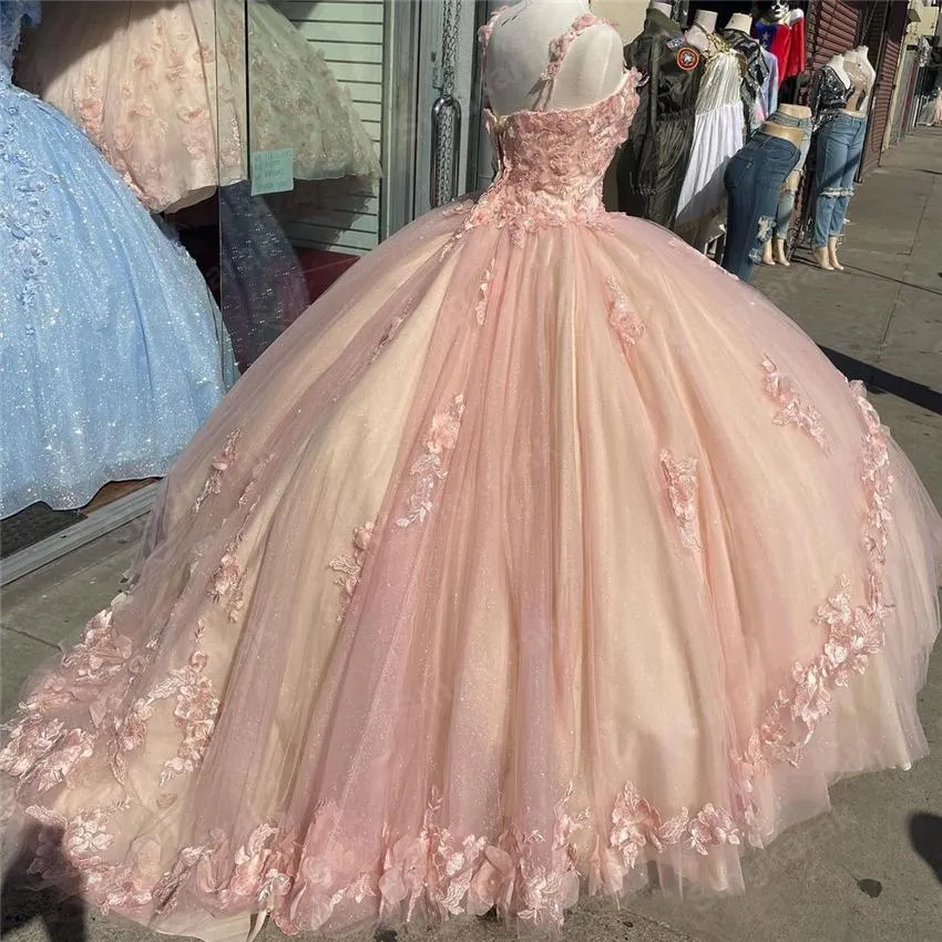 Abiti Quinceanera rosa chiaro Applique floreale 3D Fiori fatti a mano Cinghie di perline Tulle a strati Abito da festa su misura per 16 anni