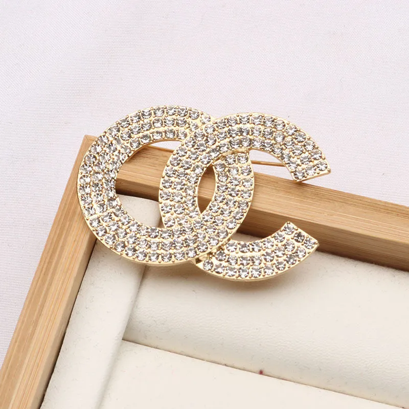 Mujeres de lujo Diseñador Marca Carta Broches 18K Chapado en oro Incrustaciones Cristal Rhinestone Joyería Broche Encanto Perla Pin 2 colores Casarse Boda Fiesta Regalo Accesorio