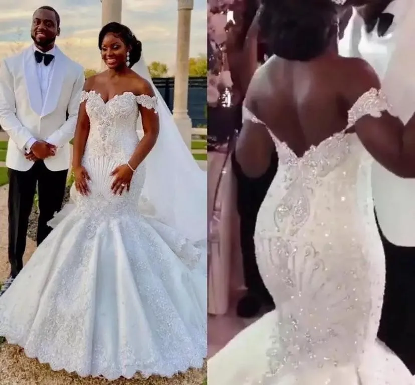 Abiti da sposa moderni a sirena africana 2022 con spalle scoperte Abito da sposa senza schienale Mor che borda cristalli Applicazioni pieghe Bellissimo vestito