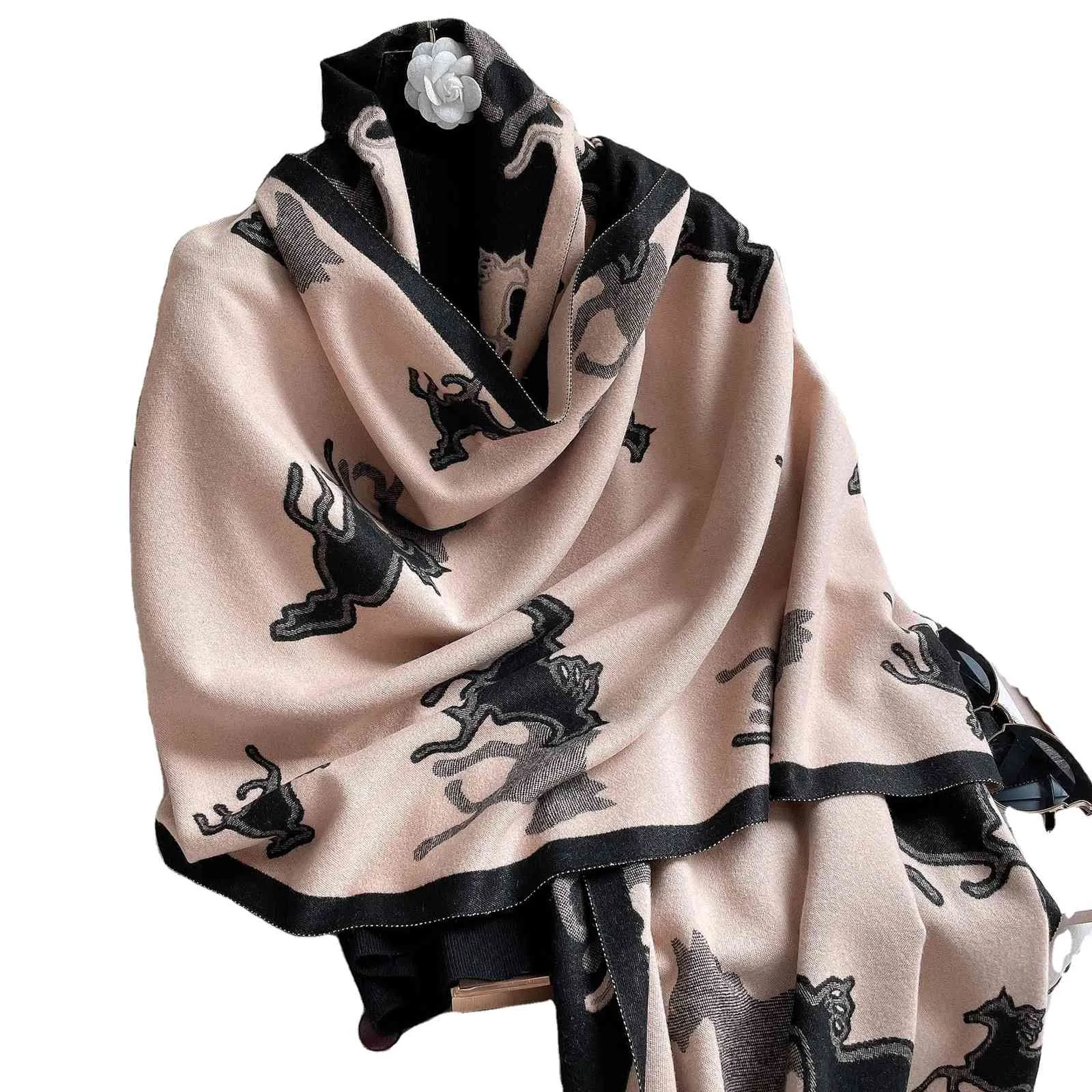 Factory Prijs Directe Supply Winter Wild Horse Patroon Jacquard Warming Shawls and Dekens Cashmere Sjaal