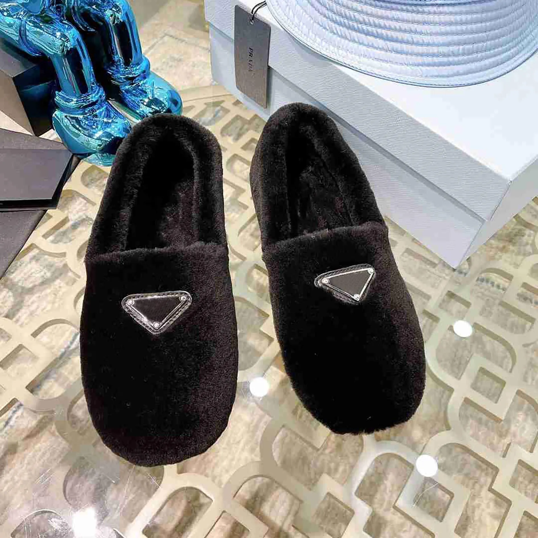 2021 Designer Women Wool Slippers Plush Triangle Metal P Solid Color Flip Flop Winter Warm Original Rubber Non-slip Bottom Cloudbust Sheep Leather Trendy Sandals Box