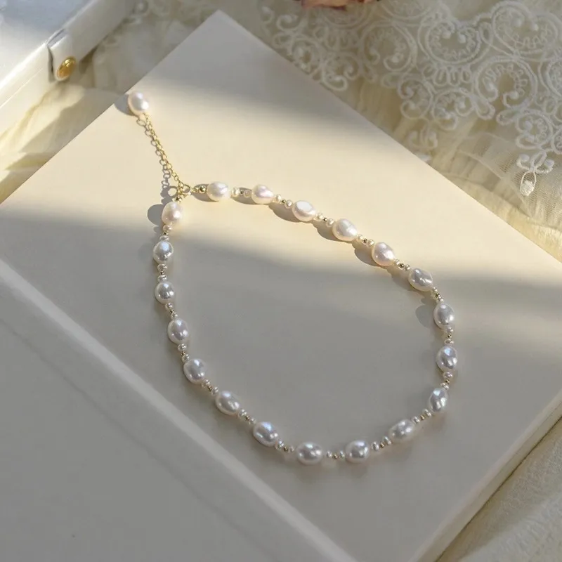 الإناث عالية الجودة الطبيعية الأبيض الباروك الشكل الحقيقي اللؤلؤ اليدوية النساء الذهب المختنق قلادة مجوهرات الزفاف Q0531