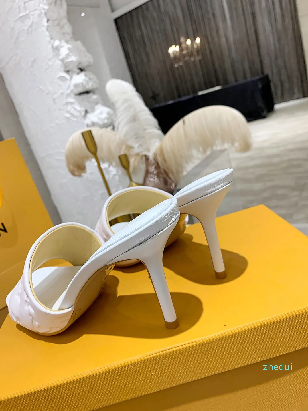 最高品質の豪華な豪華な豪華な豪華なデザイナーの靴オリジナルのカシュアレディースパーティープロム高級ブランドホワイトハイヒールの靴