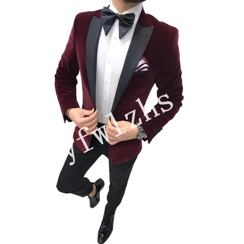 Beau Velveteen Groomsmen Peak Revers Groom Tuxedos Costumes Homme Mariage / Bal / Dîner Homme Blazer (Veste + Pantalon + Cravate) K578