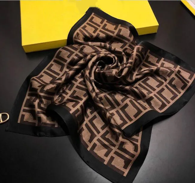 مصمم الحرير وشاح براون أسود أعلى جودة العلامة التجارية الشهيرة مع إلكتروني الأزياء نمط الأوشحة النساء شال حجم 50 * 50 سنتيمتر رقيقة ناعمة بارد