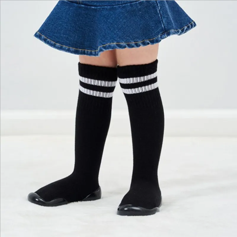 Bébé garçons et filles chaussettes chaussures chaussettes de sol antidérapantes bébé semelle en caoutchouc souple bottes pour tout-petits bébé couleur unie chaussettes tube moyen 210315