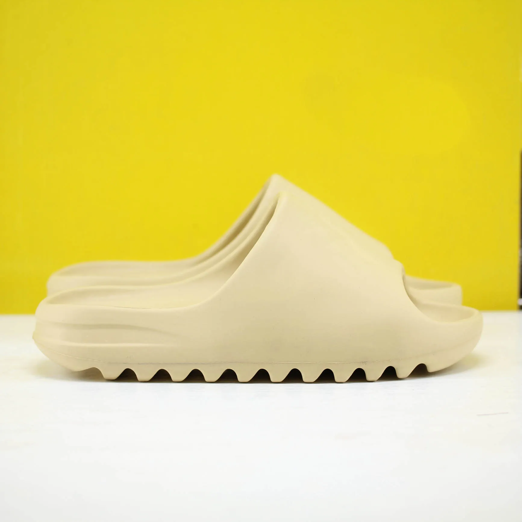 2021 män flip flops strand havs tofflor designer skor glider sommar mode breda platt hala tjocka sandaler slipper med låda toppkvalitet
