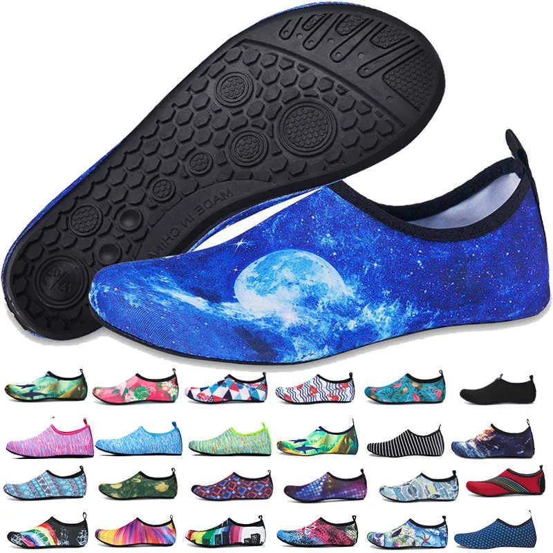 Scarpe a piedi nudi Uomo Estate Scarpe da acqua Donna Nuoto Calzini da immersione Scarpe da acqua antiscivolo Pantofole da spiaggia FitnSneakers 23 colori X0728