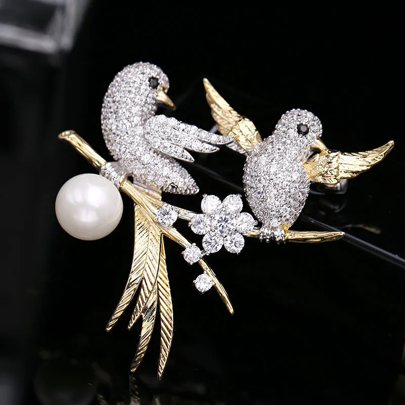 Xuye Fashion Wedding Party Birds Pearl Brosches Design Märke Smycken Micro Pave Cubic Zirconia Romantisk Lovebirds Corsage